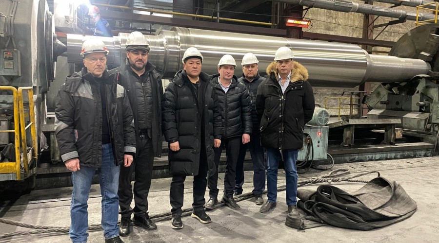 Гости из Казахстана на Кушвинском заводе прокатных валков. 