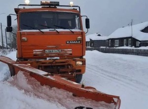 Коммунальные работники Кушвы неустанно трудятся над уборкой снежных заносов.