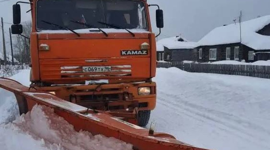 Коммунальные работники Кушвы неустанно трудятся над уборкой снежных заносов.